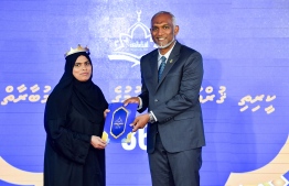 President Dr Mohamed Muizzu presents an award at the closing ceremony of the 36th National Quran Competition.-- Photo: President's Office