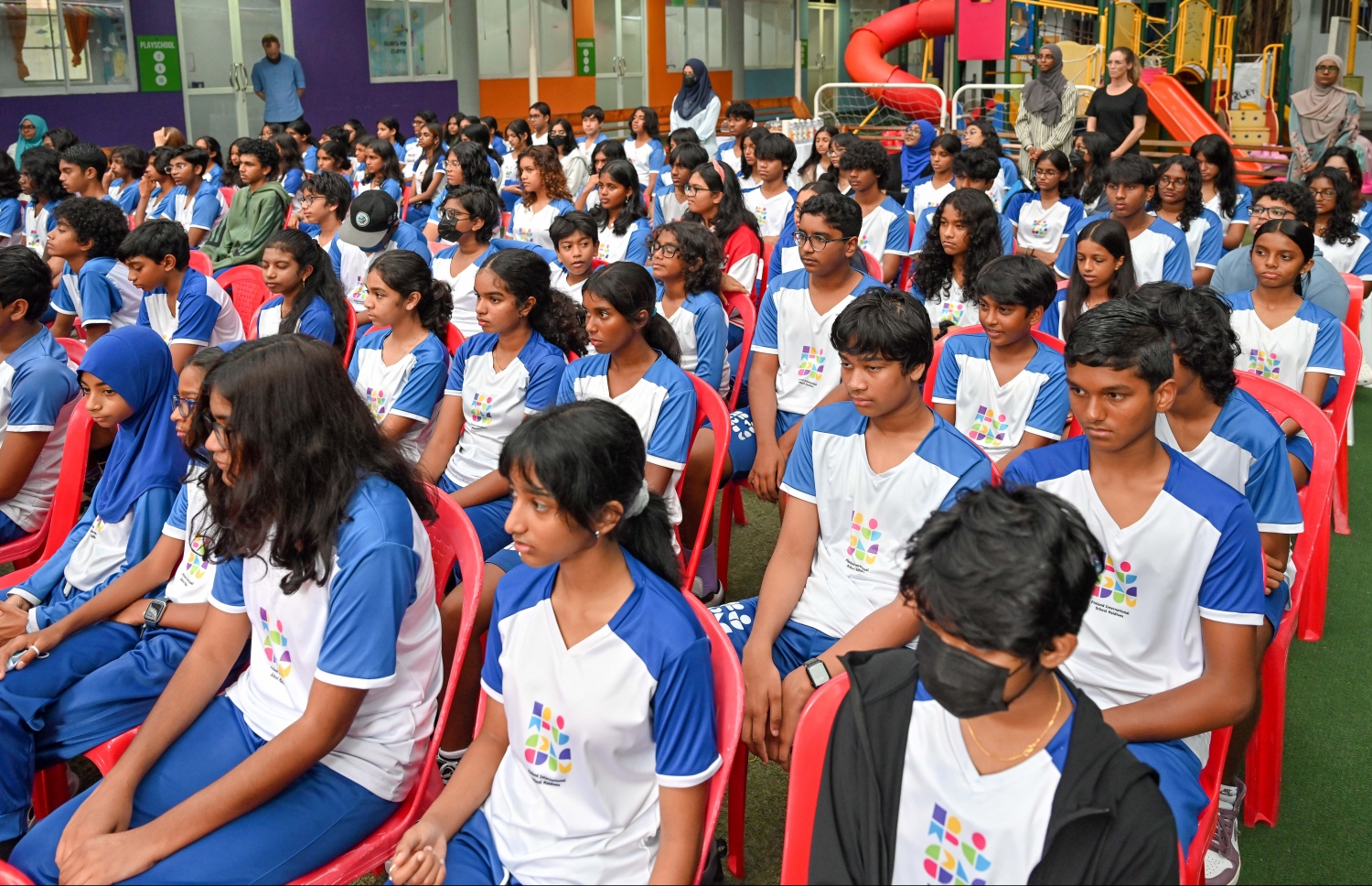 ފިންލެންޑް އިންޓަނެޝަނަލް ސްކޫލްގައި މިއަދު ބޭއްވި ހާއްސަ އެސެމްބްލީގައި ބައިވެރިވި ބައެއް ކުދިން.--- ފޮޓޯ: ނިޝާން އަލީ | މިހާރު