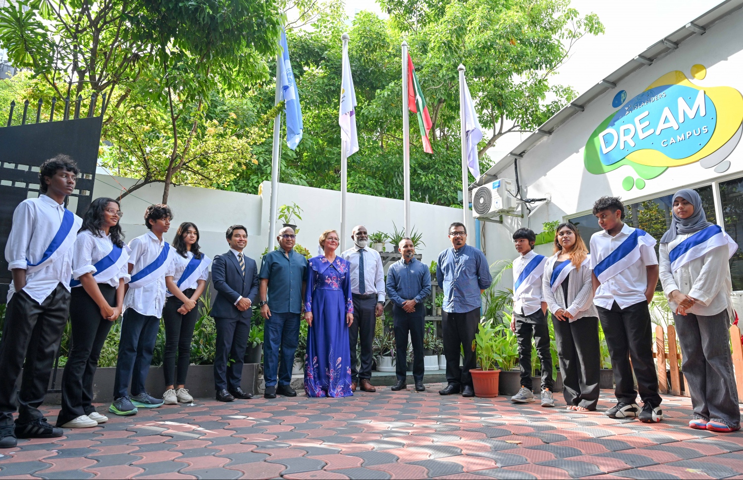 ފިންލެންޑް އިންޓަނޭޝަނަލް ސްކޫލަށް އިންޓަނޭޝަނަލް އެސޯސިއޭޝަން (އައިއެސްއޭ)ގެ އެކްރެޑިޓޭޝަން ލިބުން ފާހަގަކުރަން މިއަދު އެ ސްކޫލްގައި ބޭއްވި އެސެމްބްލީގައި ސްކޫލްގެ އިސްވެރިންނާއި އައިއެސްއޭގެ ބައެއް ވެރިންނާއި ބައެއް ކުދިން ބައިވެރިވަނީ.---ފޮޓޯ: ނިޝާން އަލީ| މިހާރު