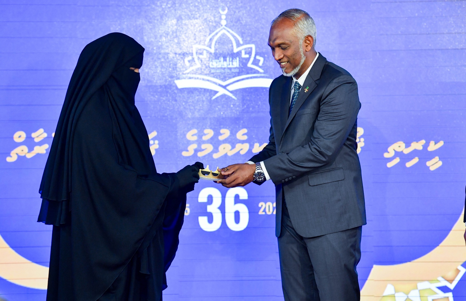 ހާފިޒުކަމުގެ ތާޖު ލިބުނު މީހަކަށް ރައީސް ޑރ. މުހައްމަދު މުއިއްޒު، ތާޖު ހަވާލުކޮށްދެއްވަނީ --- ފޮޓޯ: ރައީސް އޮފީސް