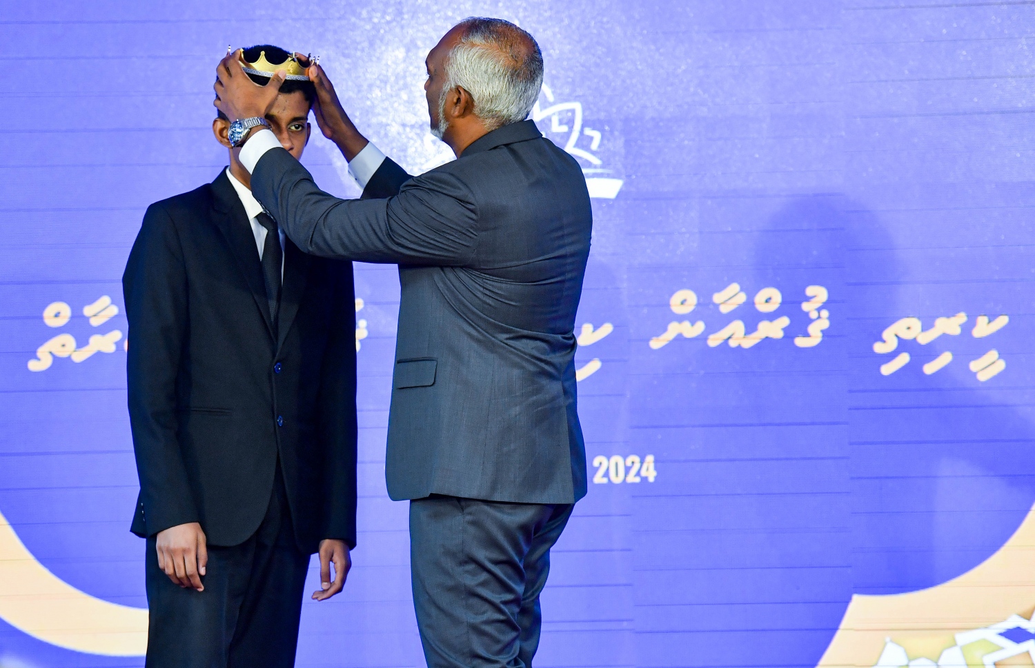 ހާފިޒުކަމުގެ ތާޖު ލިބުނު ކުއްޖެއްގެ ބޮލުގައި ރައީސް ޑރ. މުހައްމަދު މުއިއްޒު ތާޖު އަޅުއްވައިދެއްވަނީ --- ފޮޓޯ: ރައީސް އޮފީސް