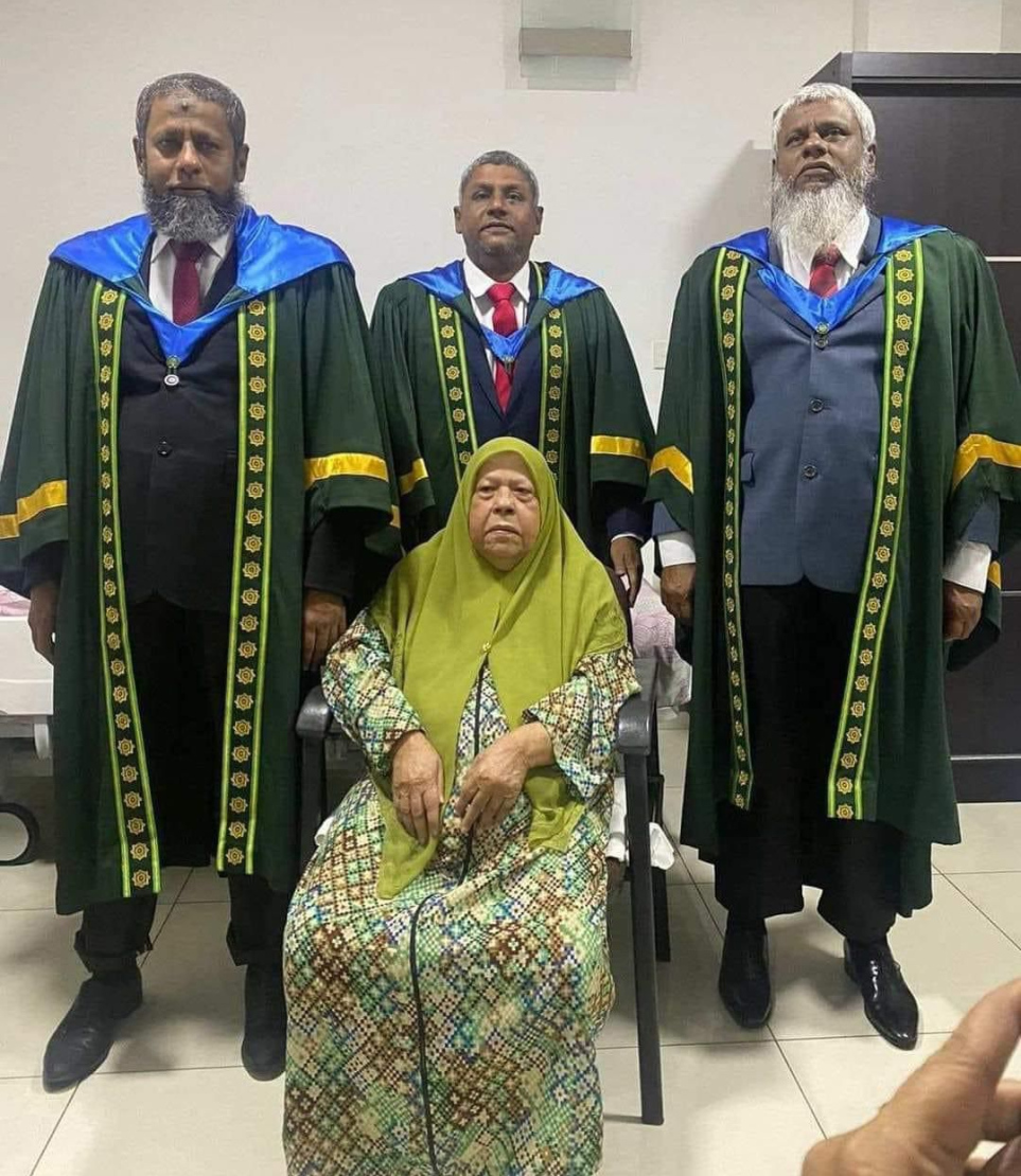 ކުރީގެ ރައީސް އިބްރާހިމް މުހައްމަދު ސޯލިހުގެ މަންމާފުޅު މުއުމިނާ ހުސެއިންފުޅު، އިބޫގެ އެއްބަނޑު އެއްބަފާ ތިން ބޭފުޅުންނާ އެކު.