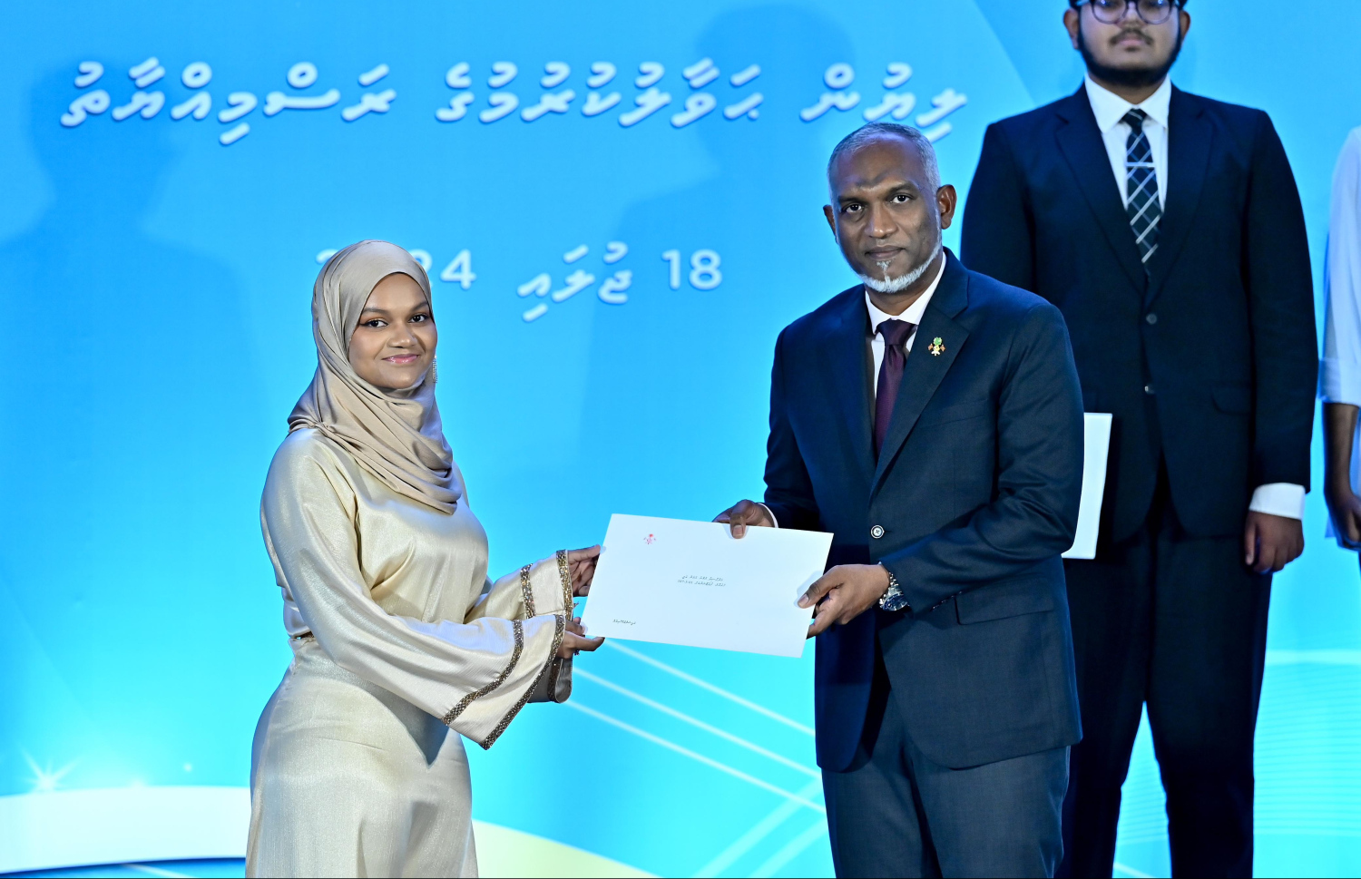 މިދިޔަ އަހަރުގެ އޭ ލެވެލް އިމްތިހާނުގައި އެއްވަނަ ދަރަޖައިގައި ފާސްވެ، ރައީސްގެ ހާއްސަ ސްކޮލަޝިޕް ހާސިލްކުރި ދަރިވަރަކާ ސްކޮލަޝިޕްގެ ލިޔުން ރައީސް މުއިއްޒު މިރޭ ހަވާލު ކޮށްދެއްވަނީ.---ފޮޓޯ: ނިޝާން އަލީ| މިހާރު