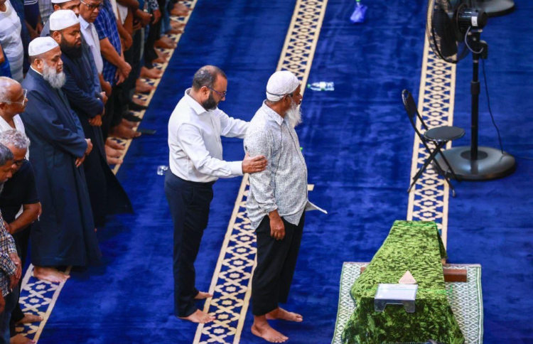 އިބޫގެ މަންމާފުޅުގެ ކަށުނަމާދު އިމާމަކީ ލޯފަން ދަރިފުޅު