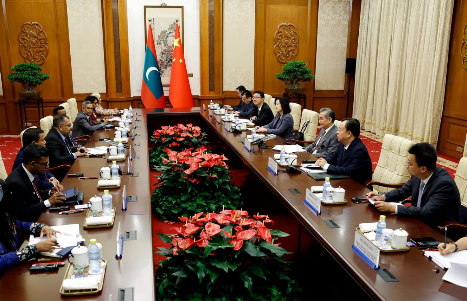 ދިވެހި ވަފުދުން ޗައިނާއާއެކު ރަސްމީ ވާހަކަތައް ކުރިއަށް ގެންދިއުމަށް ބޭއްވި ބައްދަލުކުރެއްވުމުގެ ތެރެއިން -- ފޮޓޯ: މިނިސްޓްރީ