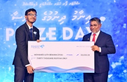 Managing Director of Maldives Airports Company Ltd (MACL) Ibrahim Shareef Mohamed awarding the prize money granted by the company to the student who secured the 1st place title of best student at the Centre for Higher Secondary Education's (CHSE) at the school's annual Prize Day ceremony held on Monday night. -- Photo: President's Office