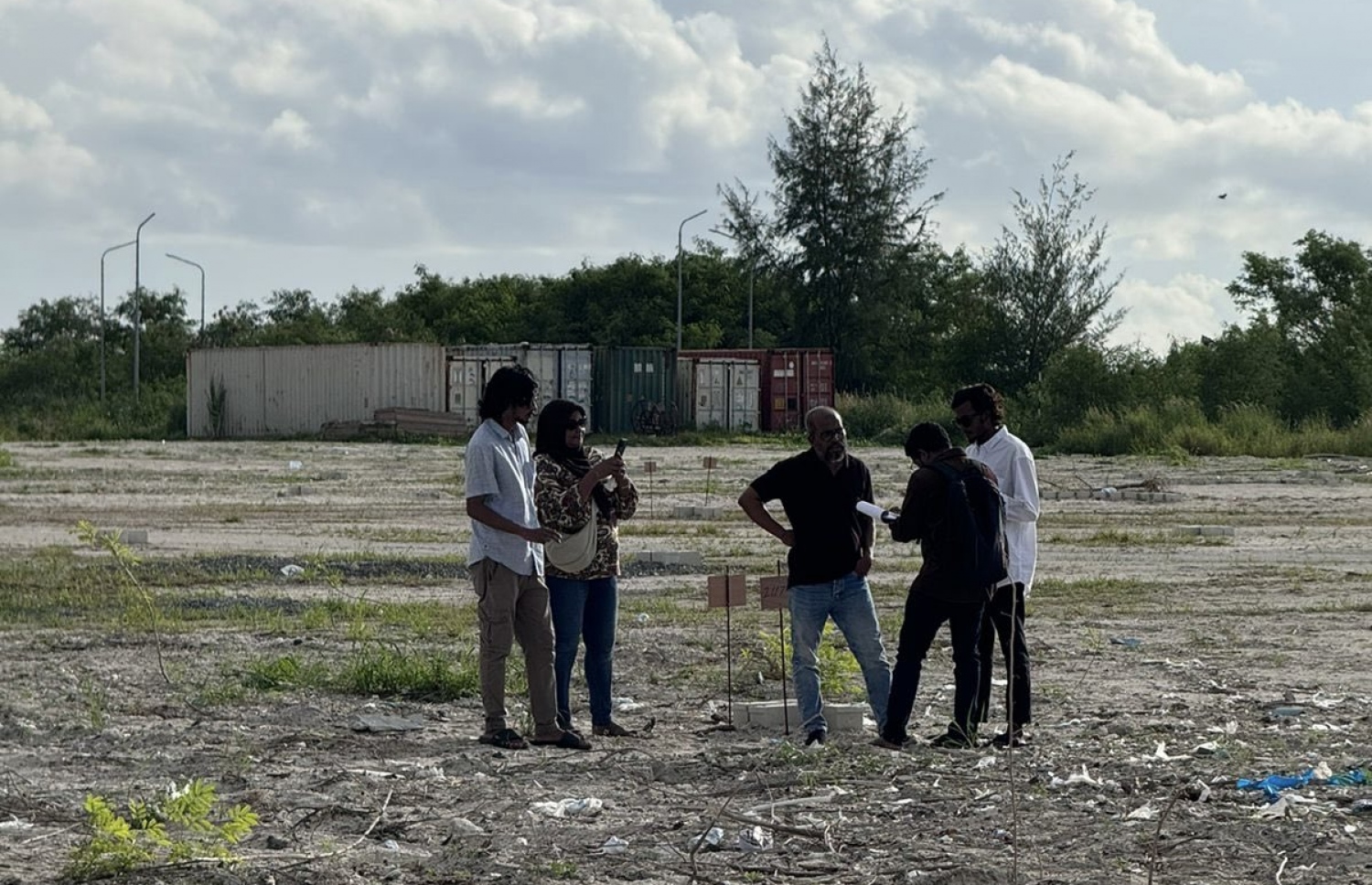 ހުޅުމާލެއިން މާލޭ މީހުންނަށް ދޭ ގޯއްޗެއް އެ ގޯތި ލިބުނު މީހާއާ ހަވާލުކުރަނީ.-- ފޮޓޯ: ހައުސިން މިނިސްޓްރީ