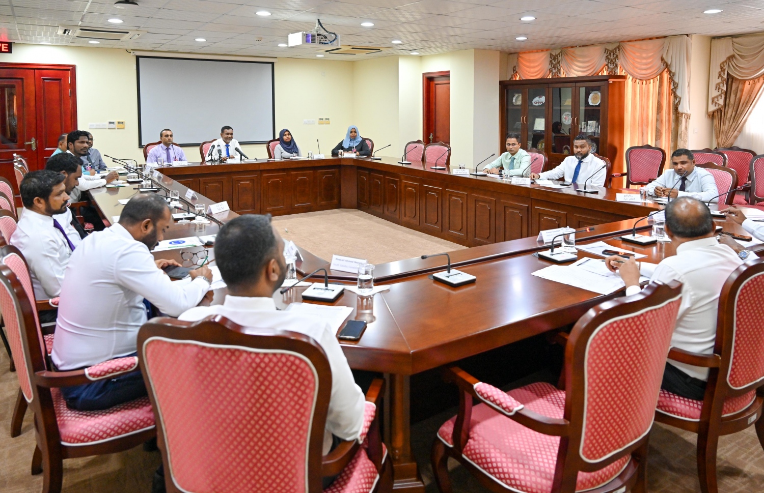 މިނިވަން މުވައްސަސާ ކޮމިޓީގައި ސިވިލް ސާވިސް ކޮމިޝަންގެ މެންބަރުން -- ފޮޓޯ: ނިޝާން އަލީ/ މިހާރު