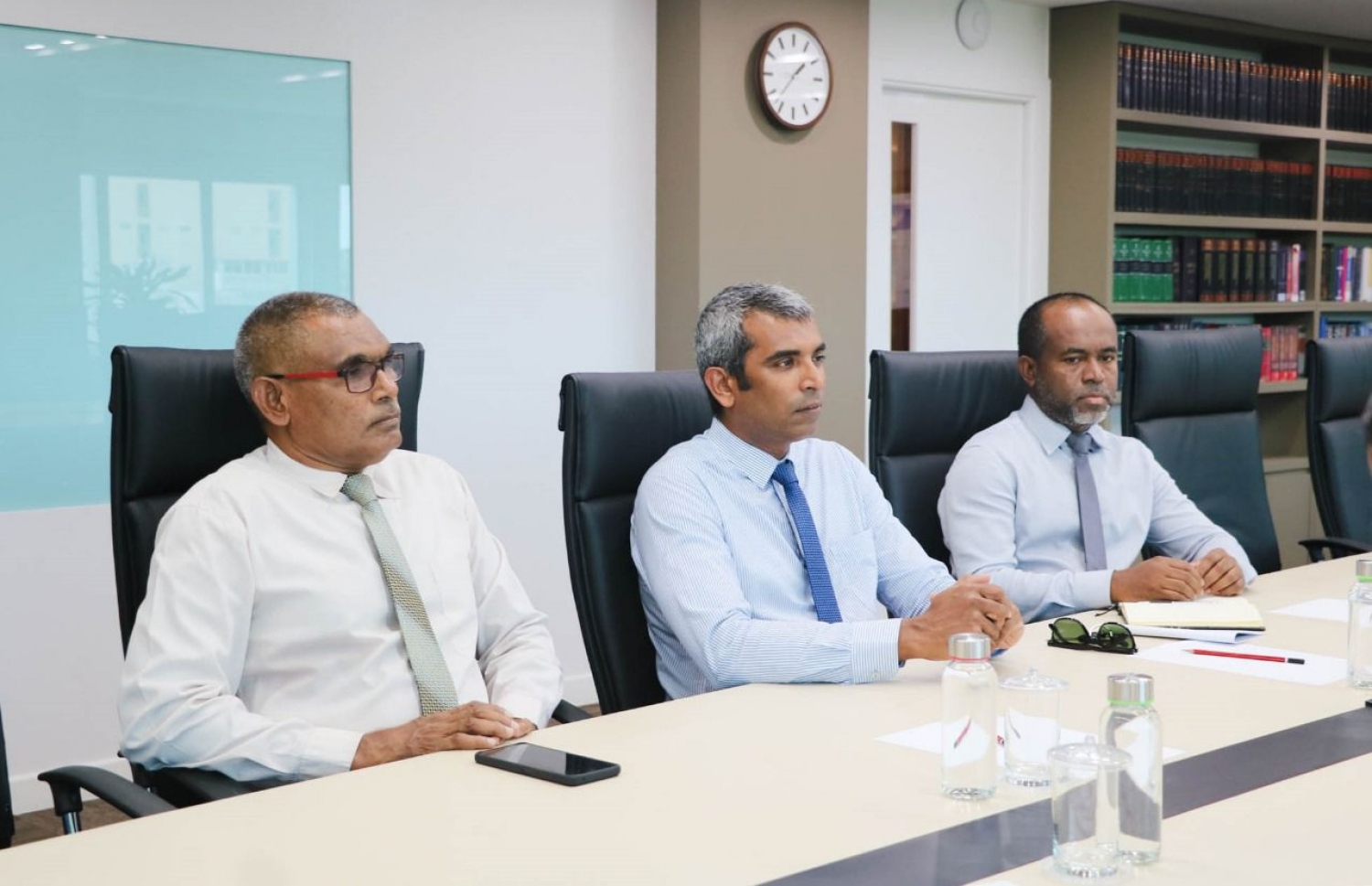 އޭޖީ އޮފީހާއެކު ބޭއްވި ބައްދަލުވުމުގައި އޮޑިޓާ ޖެނެރަލް ނިޔާޒީ ބައިވެރިވެވަޑައިގަންނަވީ-- ފޮޓޯ: އޭޖީ އޮފީސް