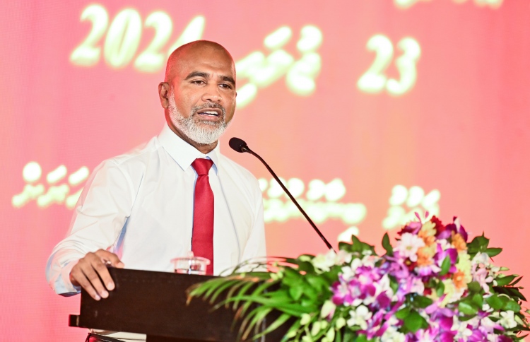 މައުމޫނަށް، އެޑިއުކޭޝަން މިނިސްޓަރުގެ ތައުރީފު!