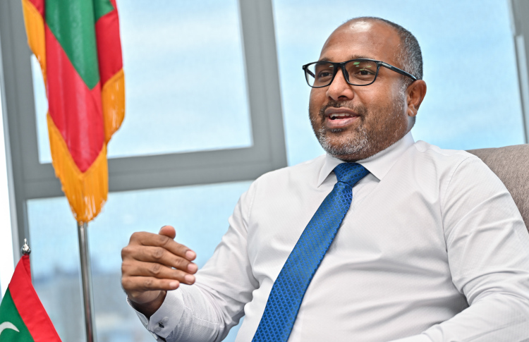 އޮފީހުގައި ސިޔާސީ މަސައްކަތެއް ދެން ނުކުރާނެ: އިހުސާން