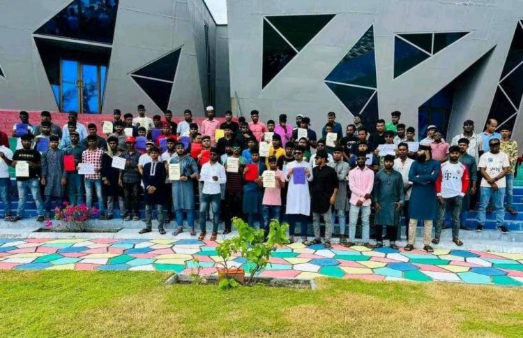 ތިނަދޫ މުޒާހަރާ ރޭވި ބަންގްލަދޭޝް މީހުން ޑީޕޯޓުކުރަނީ
