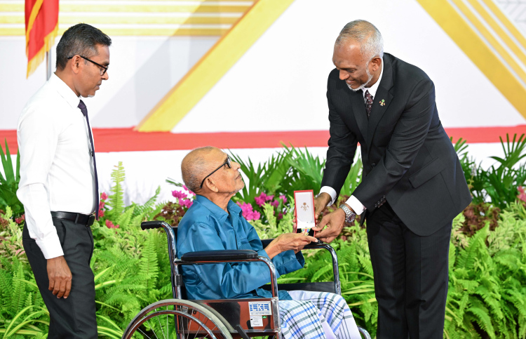 "މިނިވަންކަމަށްޓަކައި ބަލަން ޖެހޭނީ އުދަރެހުގެ ކޮޅަށް"