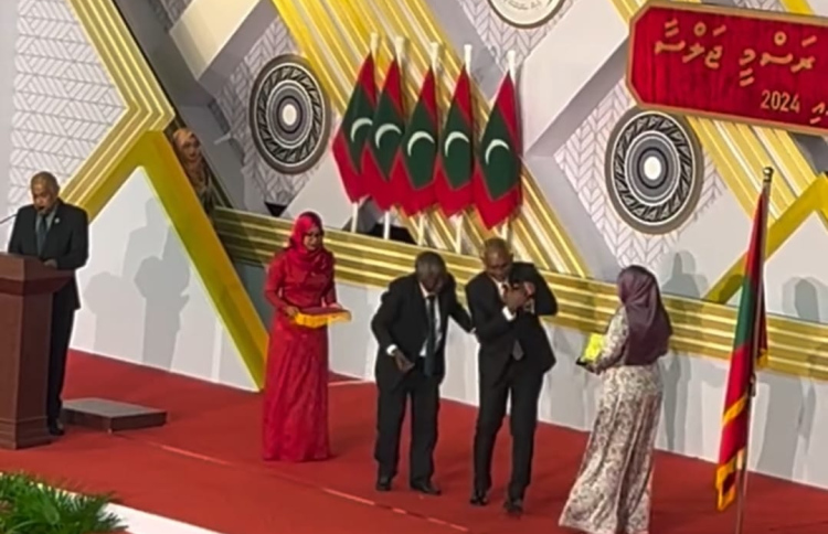 ގައުމީ ނިޝާން ވެއްޓުނަ ނުދެއްވައި ދެއްކެވި ހުޝިޔާރުކަން