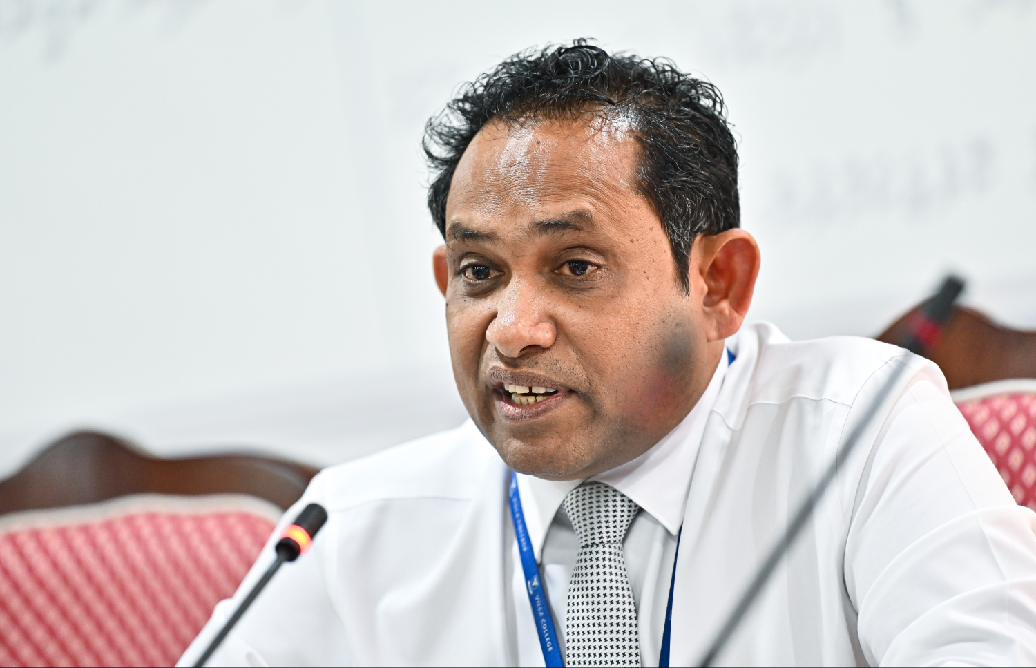 މަޖިލީހުގެ މިއަދުގެ ކޮމިޓީގައި ވިލާ ކޮލެޖުގެ ވައިސް ރެކްޓާ ޑރ. ނަޖީބު ވާހަކަދައްކަވަނީ-- ފޮޓޯ: ފަޔާޒު މޫސާ/ މިހާރު