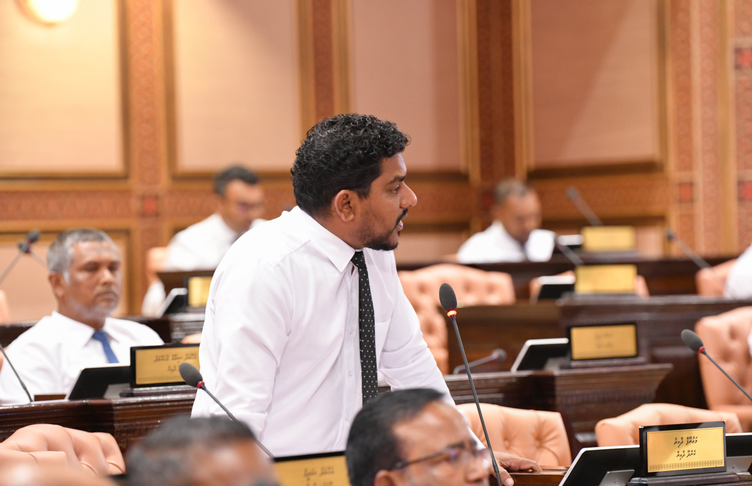 ކެންދޫ ދާއިރާގެ އެމްޑީޕީ މެމްބަރު މައުރޫފް ޒާކިރު މަޖިލީހުގެ ޖަލްސާއެއްގައި ވާހަކަ ދައްކަވަނީ. --ފޮޓޯ: މަޖިލީހުގެ އިދާރާ