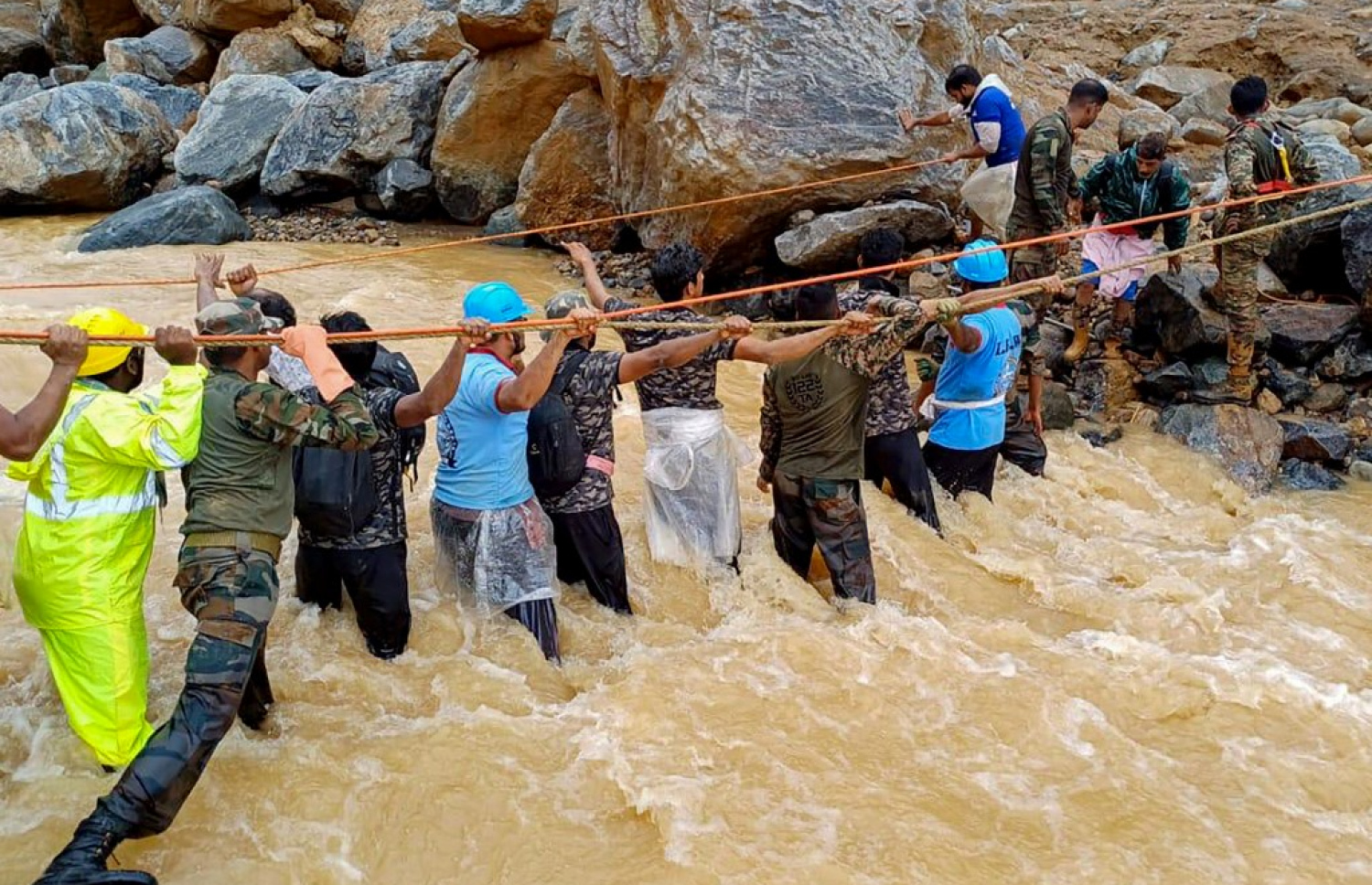 އިންޑިއާގެ ކެރެލާއަށް ކުރަމުންދާ ވިއްސާރާގައި ބިންގަނޑު ކަނޑައިގެން ދިޔަ ހިސާބުން މަރުވި މީހުންގެ ހަށިތައް ނެގުމުގެ މަސައްކަތް ކުރަނީ. -- ފޮޓޯ: އޭއެފްޕީ