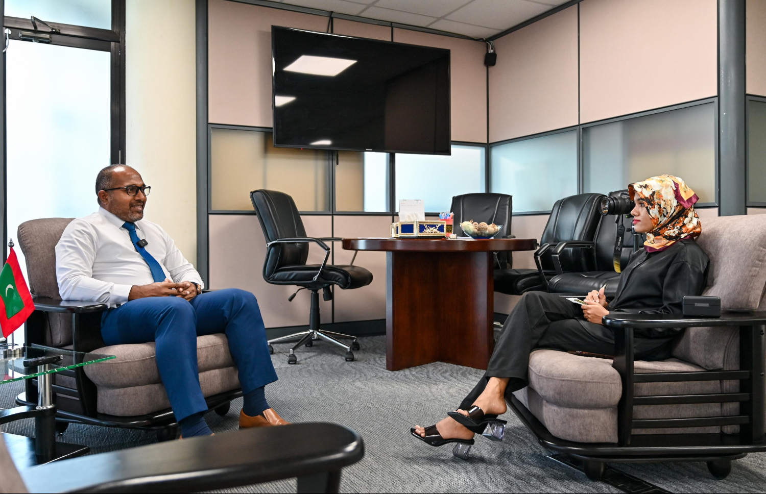 ހޯމްލޭންޑު ސެކިއުރިޓީ މިނިސްޓަރު އިހުސާން، މިދިޔަ ހަފުތާގައި "މިހާރު" އަށް އިންޓަވިއު ދެއްވަނީ.- ފޮޓޯ: ފަޔާޒު މޫސާ/ މިހާރު