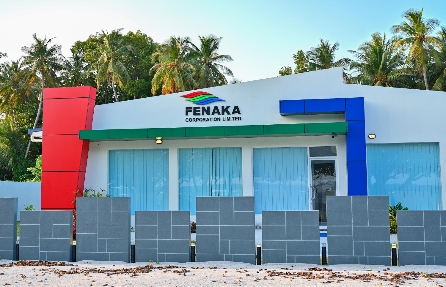 ރަށެއްގައި އަޅާފައި ހުރި ފެނަކަ އޮފީސް އިމާރާތެއް -- ފޮޓޯ: ފެނަކަ