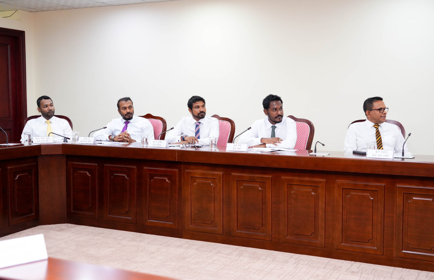 ޕެންޝަން އޮފީހާއެކު މިއަދު ބޭއްވި ބައްދަލުވުމުގައި، މަޖިލީހުގެ މިނިވަން މުއައްސަސާތަކާ ބެހޭ ކޮމިޓީގެ މެމްބަރުން ބައިވެރިވެވަޑައިގަންނަވަނީ.-- ފޮޓޯ: މަޖިލިސް