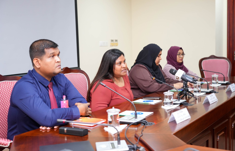 "ޕެންޝަނުން އިންވެސްޓުކުރަން ޑޮލަރު ހޯދަން އުނދަގޫ"