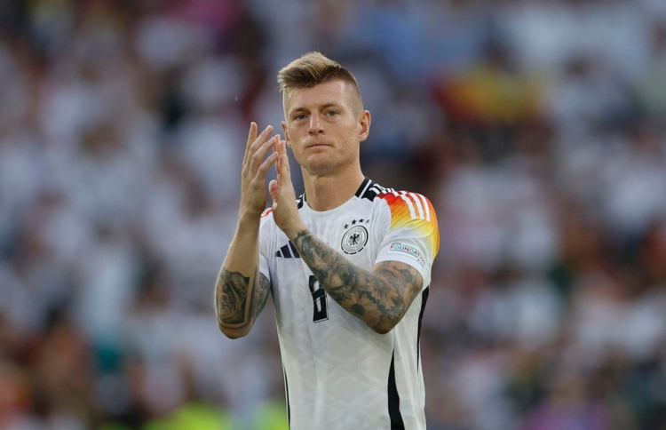 ޖަރުމަނުގެ މޮޅު ކުޅުންތެރިޔަކަށް ކުޅުން ހުއްޓާލި ކްރޫސް