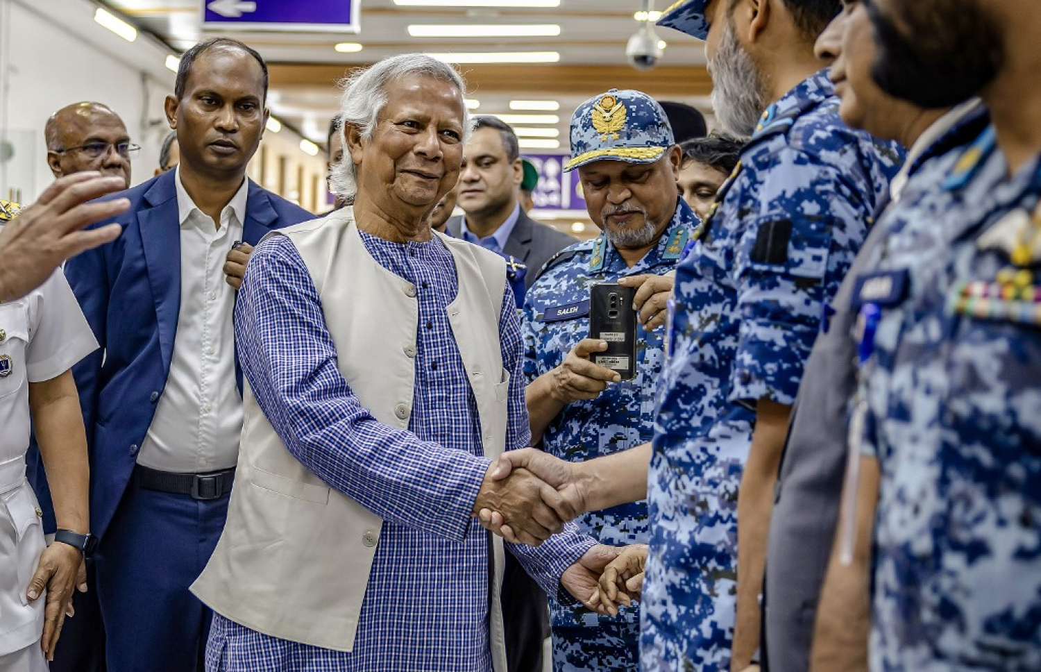 ބަންގްލާދޭޝްގެ ވަގުތީ ވެރިޔާ މުހައްމަދު ޔޫނުސް ސިފައިންނާ ސަލާންކުރައްވަނީ: އޭނާ ވިދާޅުވަނީ އިންޑިއާގެ "އުނދަގޫ" ބޮޑުވެއްޖެ ކަމަށް. -- ފޮޓޯ: އޭއެފްޕީ