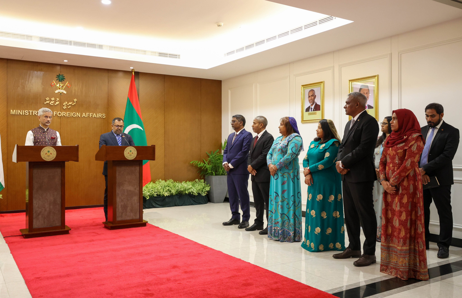 ރާއްޖޭގެ ފޮރިން މިނިސްޓަރު ޒަމީރާއި އިންޑިއާގެ އެކްސްޓާނަލް އެފެއާޒް މިނިސްޓަރު ޖައިޝަންކަރު ރޭ ބަޔާން ދެއްވާއިރު، ފޮރިން މިނިސްޓްރީގެ އޮފިޝަލުން އަރިހުގައި.---ފޮޓޯ: ފޮރިން މިނިސްޓްރީ