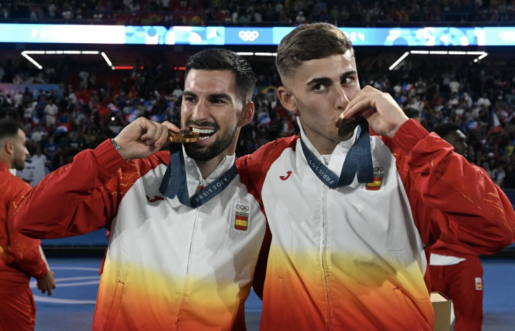 ރަން މެޑައްޔާ އެކު ފުޓްބޯޅައިގެ ރަސްކަން ސްޕެއިން އަށް