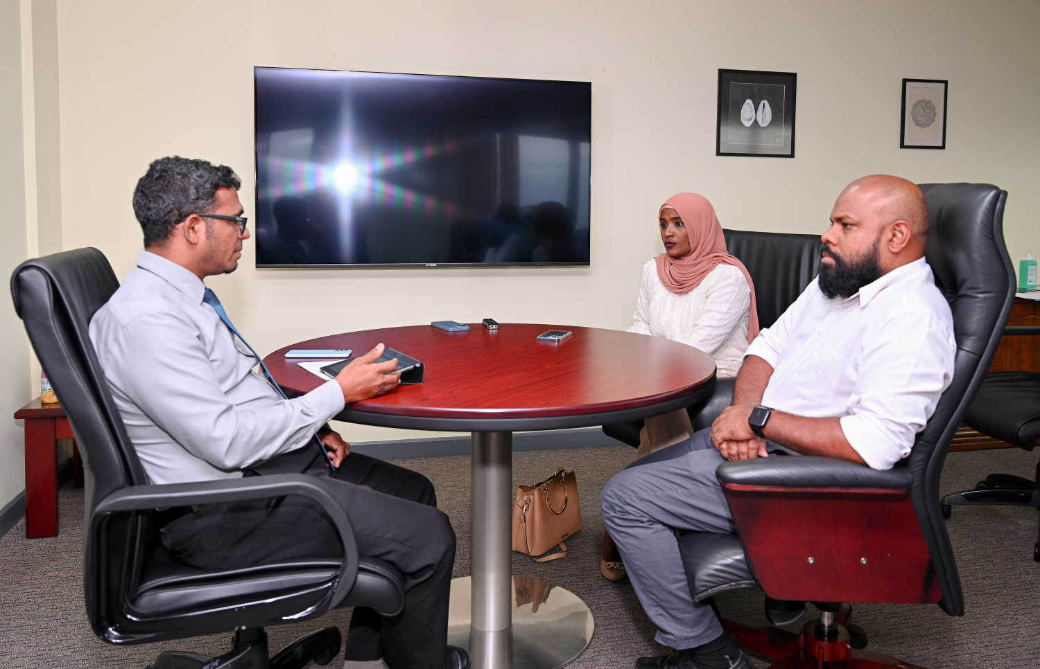 ޝަނާ، އެމްއެމްއޭގެ ގަވަރުނަރާ އެކު: ވިޔަފާރި ދާއިރާގެ ގިނަ ބަޔަކާ ގުޅުން ބޮޑު.---ފޮޓޯ: ނިޝާން އަލީ| މިހާރު