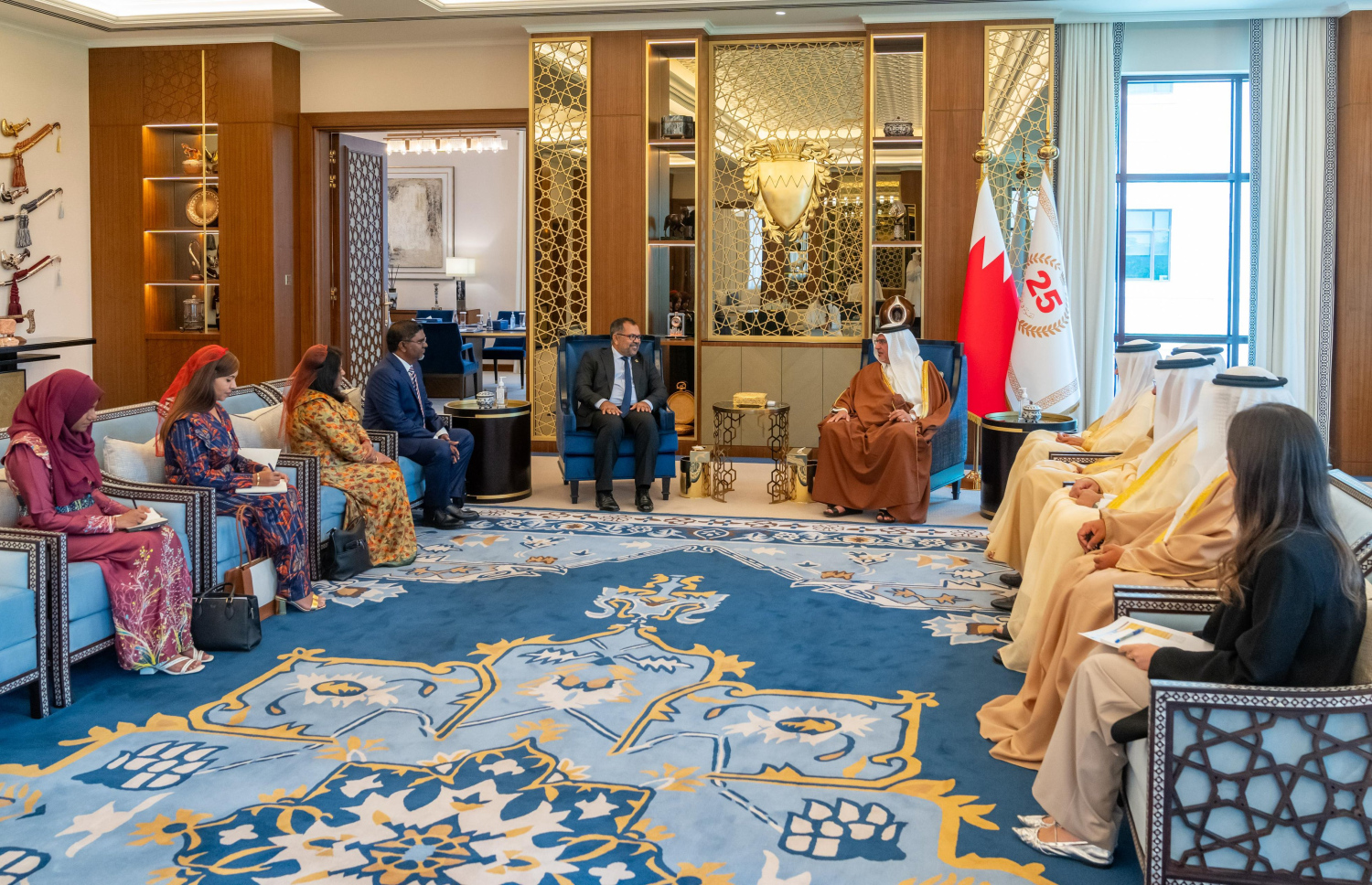 ރާއްޖޭގެ ފޮރިން މިނިސްޓަރު މޫސާ ޒަމީރު، ބަހުރެއިންގެ ރަސްދަރިކަލުން ސަލްމާން ބިން ހަމަދު އަލް ޚަލީފާއާ ބައްދަލުކުރައްވަނީ.-- ފޮޓޯ: ފޮރިން މިނިސްޓްރީ