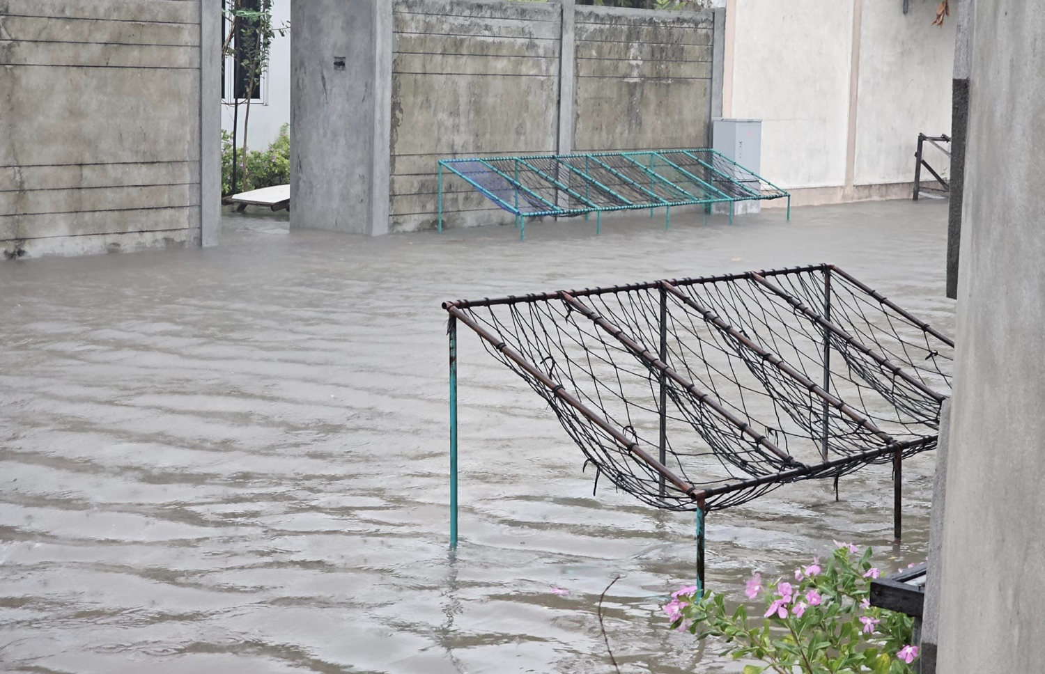 ހއ. އުލިގަމަށް ބޯކޮށް ވާރޭވެހި މަގެއްގައި ފެންބޮޑުވެފައި.