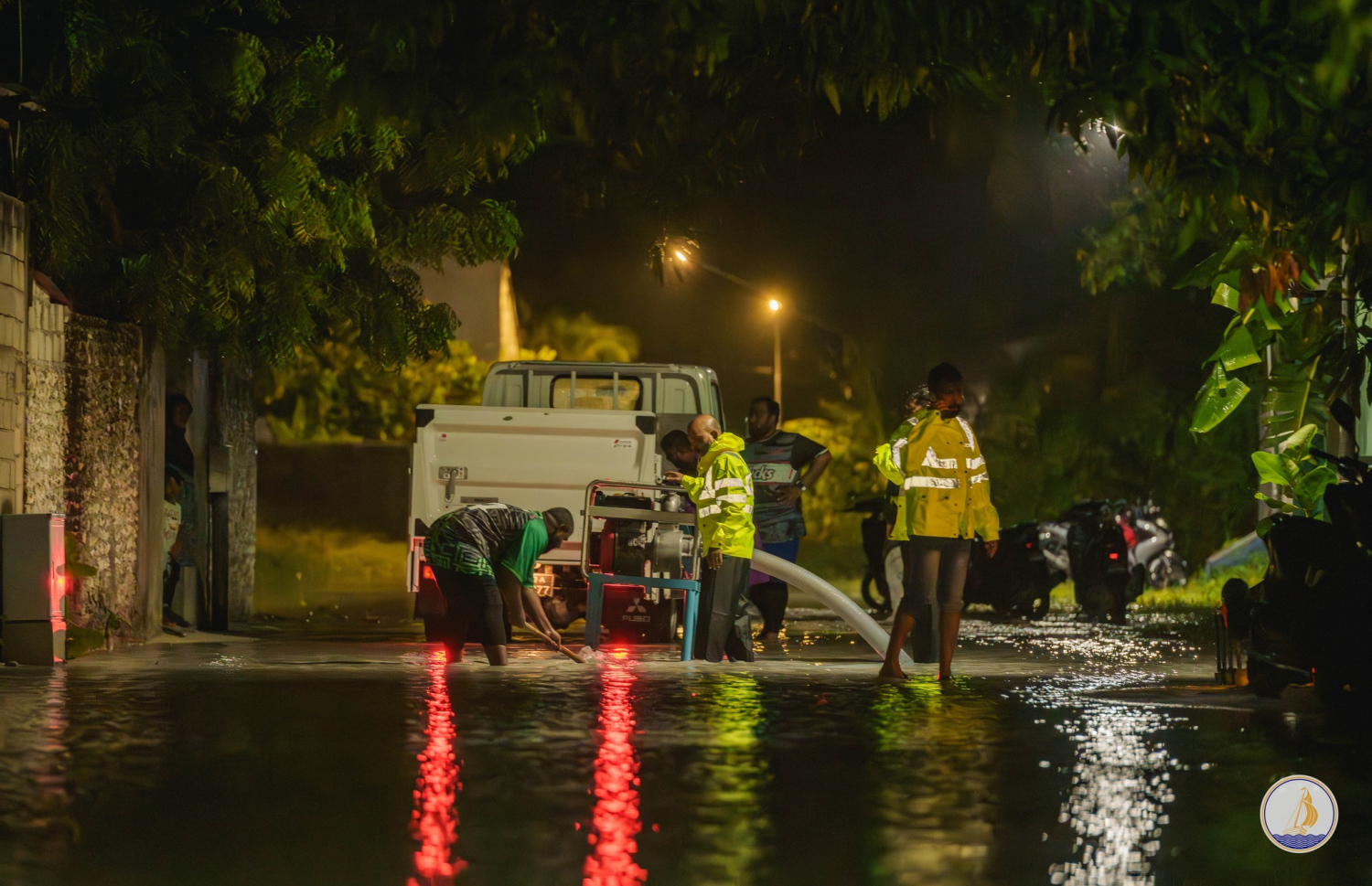 ހދ. ކުޅުދުއްފުށީ މަގެއްގައި ފެންބޮޑުވެ، އެ ރަށުން ފެން ހިންދުމުގެ މަސައްކަތް ކުރަނީ.