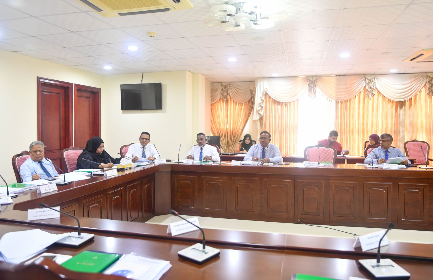 ވަޒީފާއާ ބެހޭ ގާނޫނަށް ގެންނަ އިސްލާހު ދިރާސާކުރުމަށް އިއްޔެ ސަލާމަތީ ހިދުމަތްތަކާ ބެހޭ ކޮމިޓީން ކުރިއަށް ދިޔަ ބައްދަލުވުމުގެ ތެރެއިން -- ފޮޓޯ: މަޖިލިސް