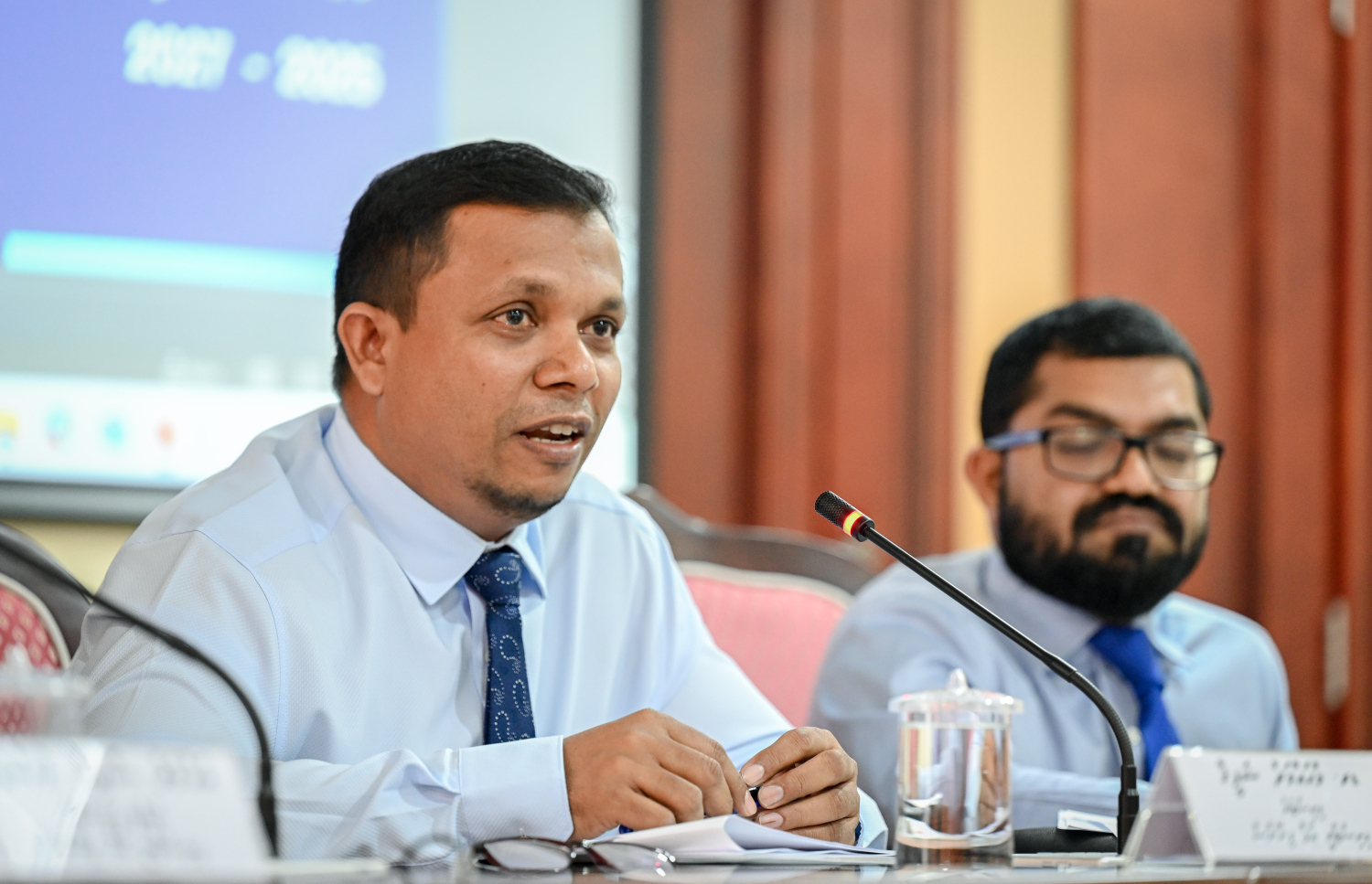 މަޖިލީހުގެ މާލިއްޔަތު ކޮމިޓީގައި ފިނޭންސް މިނިސްޓަރު ޑރ. މުހައްމަދު ޝަފީގު ވާހަކަދައްކަވަނީ -- ފޮޓޯ: ފަޔާޒް މޫސާ / މިހާރު