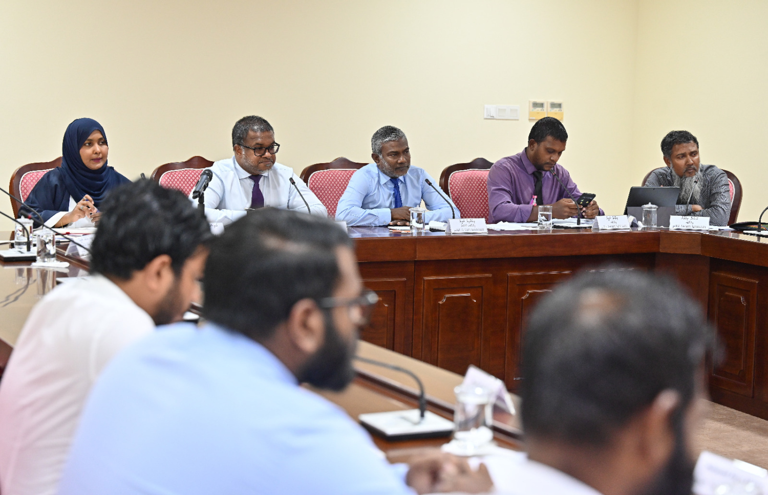 ތިމާވެއްޓަށް ގެއްލުން ދިނުމުގެ އެކި ހާދިސާތަކާ ގުޅިގެން ކޮށްފައިވާ ޖޫރިމަނާގެ ފައިސާ ނުލިބޭ މައްސަލާގައި މަޖިލީހުގެ ތިމާވެއްޓާއި މޫސުމީ ބަދަލުތަކާ ބެހޭ ކޮމިޓީއަށް އީޕީއޭގެ އިސްވެރިން ހާޒިރުކޮށްފައި..-- ފޮޓޯ: ނިޝާން އަލީ/ މިހާރު