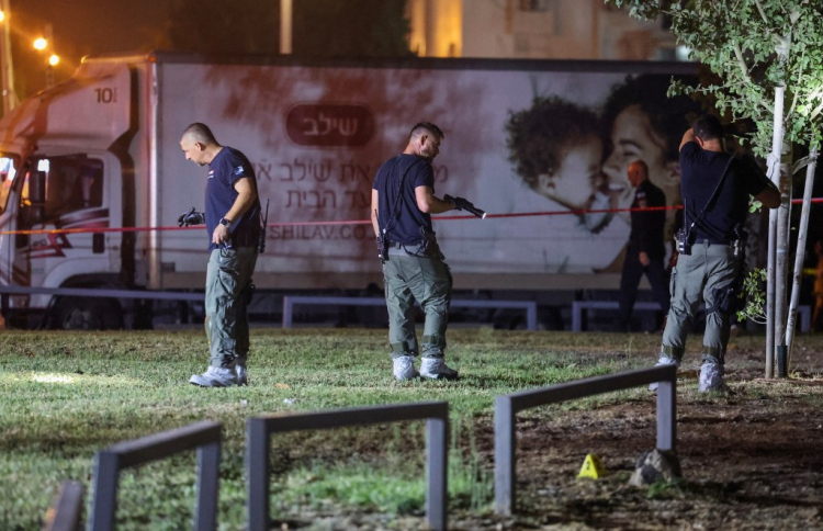 އަމިއްލައަށް މަރުވެގެން އިޒްރޭލަށް ހަމަލާދޭން ފަށައިފި