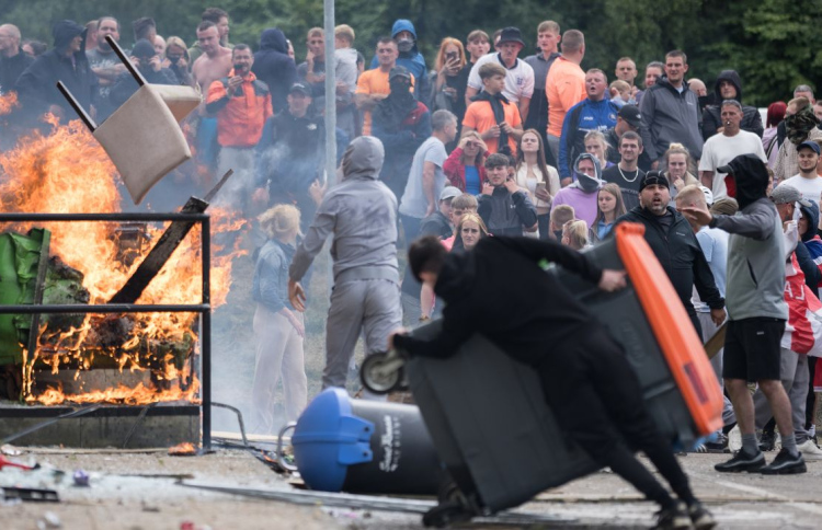 ޔޫކޭގެ ހަމަނުޖެހުންތަކަށް މަގުފަހިކުރުވި މީހަކަށް ދައުވާ