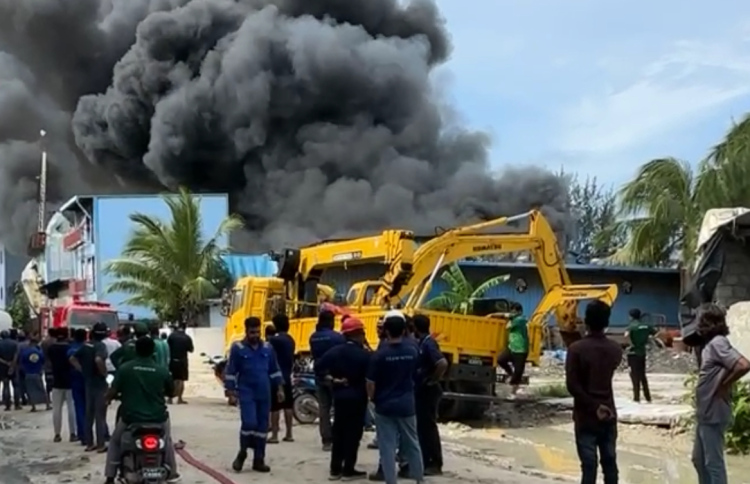 ތިލަފުށީގައި ހުރި ވޯކްޝޮޕެއްގައި ރޯވެ އަނދަނީ