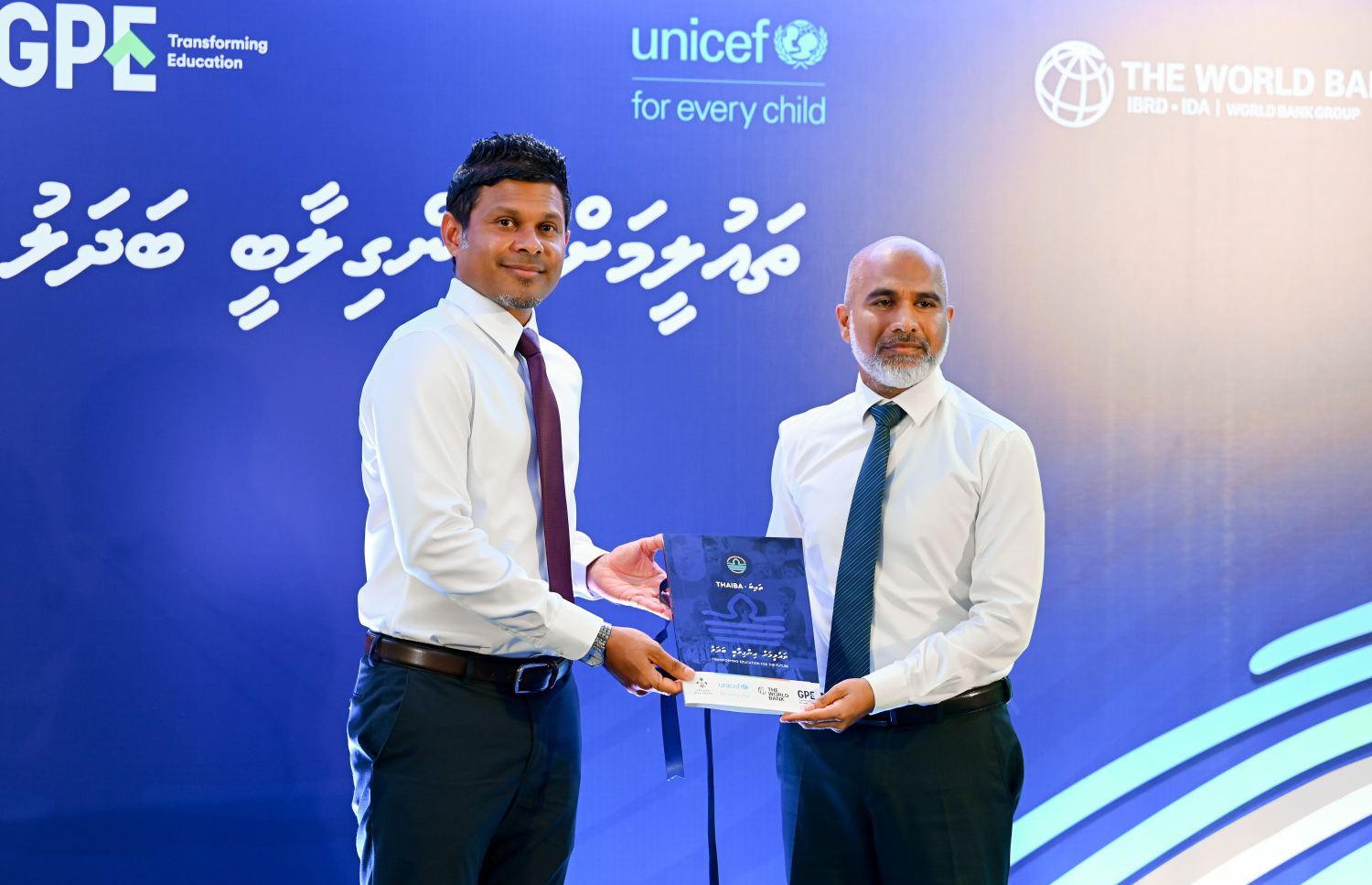 ނައިބް ރައީސް ހުސައިން މުހައްމަދު ލަތީފާއި އެޑިޔުކޭޝަން މިނިސްޓަރު ޑރ، އިސްމާއިލް ޝަފީއު "ތައިބަ" އިފްތިހު ކޮށްދެއްވަނީ.-- ފޮޓޯ: ނިޝާން އަލީ / މިހާރު