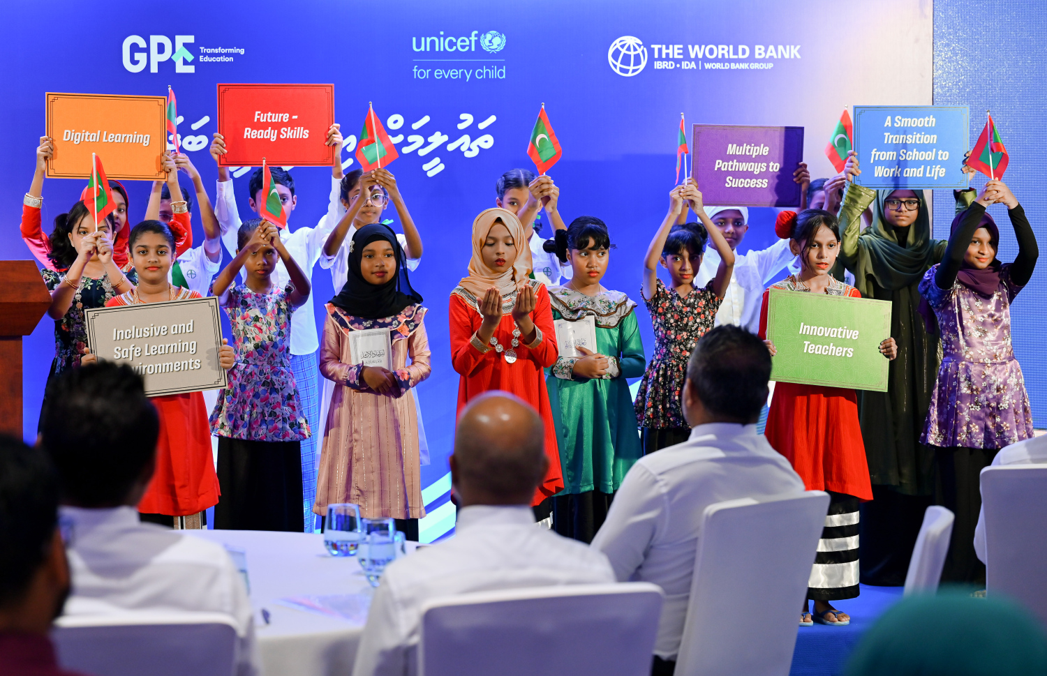 "ތައުލީމަށް އިންގިލާބީ ބަދަލު" އިފްތިތާހު ކުރުމަށް ބެއްވި ރަސްމިއްޔާރު.-- ފޮޓޯ: ނިޝާން އަލީ / މިހާރު