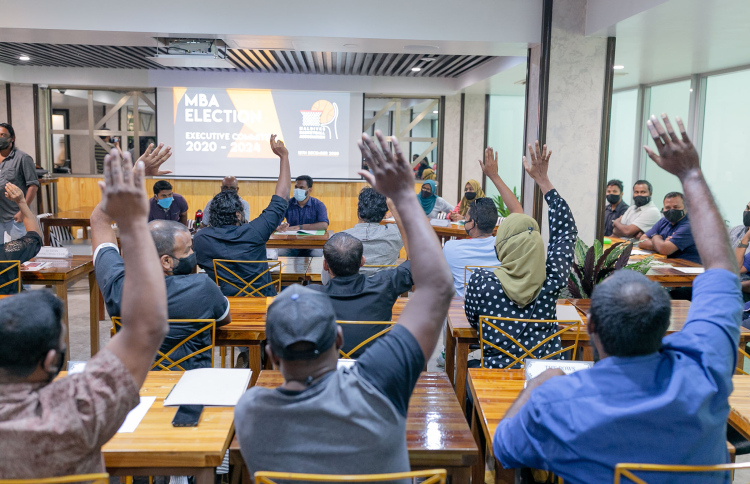 "ކަރުދާސް ކްލަބްތައް"ނުކުމެ އިންތިހާބުތައް ހަރާބުކުރަނީ