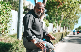 މަޓޭ އޭނާގެ ޕެޓްރޯލް ފުޅިއަކާ އެކު ފޮޓޯއަކަށް ހުއްޓިލައިގެން.  -- ފޮޓޯ: ފަޔާޒު މޫސާ | މިހާރު