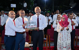 President Dr Mohamed Muizzu unveiling the 'Sahthavee Bina (Monument)' during the special ceremony held at Majeediyya School last night to commemorate their anniversary. -- Photo: President's Office