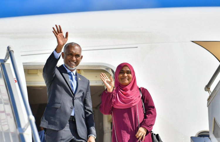 ރައީސް މުއިއްޒުގެ ދެކަނބަލުން އިނގިރޭސި ވިލާތަށް