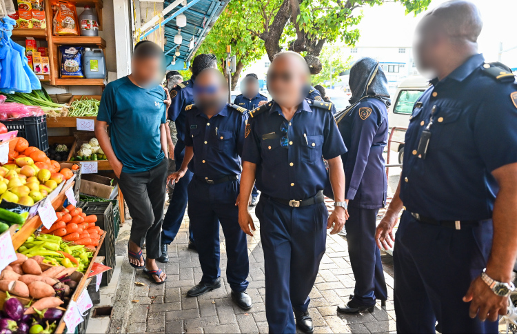 އިމިގްރޭޝަންގެ ބަޔަކު ރިޝްވަތު ނަގާ މައްސަލައެއް ބަލަނީ