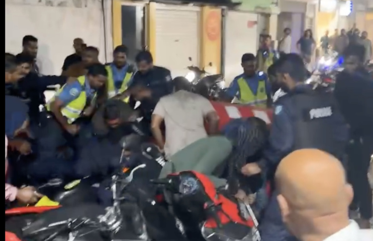 ޒުވާބު ހޫނުވެ ރަހީނުކުރީ ގޭގެ ކުލީގެ މައްސަލައެއްގައި