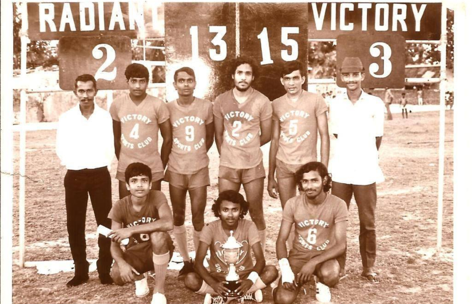 ވިންޓަ ޝަރީފް (6 ނަމްބަރު ޖާޒީގައި) ވިކްޓްރީގެ ވޮލީބޯޅަ ޓީމާ އެކު.