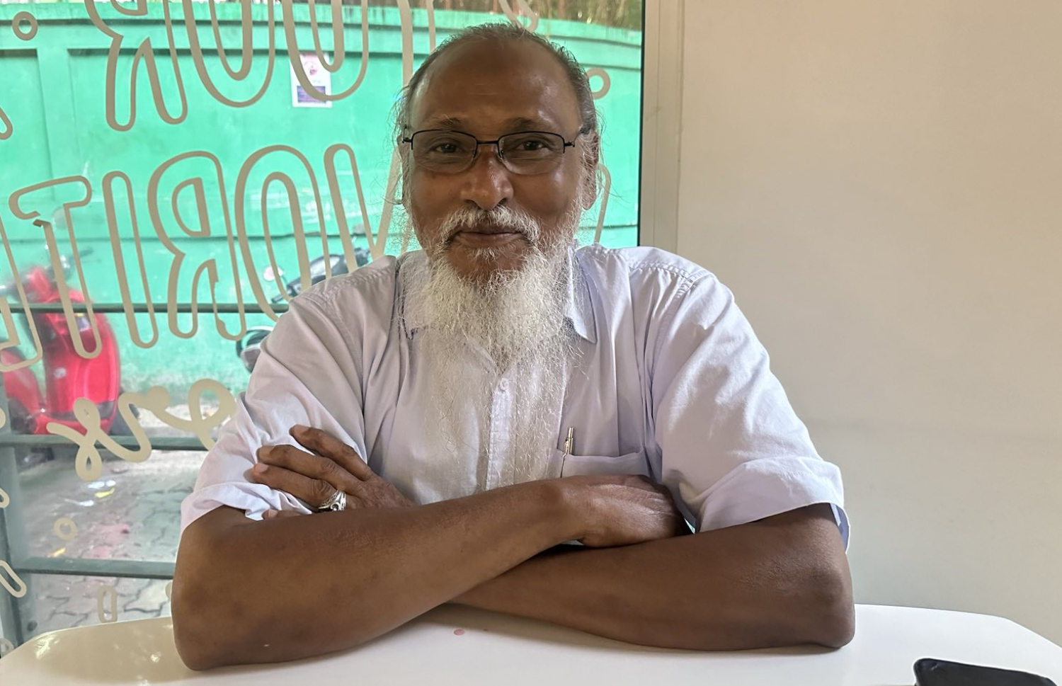 ޝަރީފް ހިނިތުންވެފައި ހުއްޓަސް އަދިވެސް އޭރުގެ ވޭން ނުފިލާ.