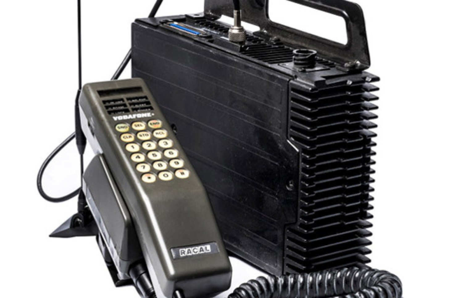 ސެޓެލައިޓް ކޯޑްލެސް ފޯނާއި އޭގެ ބޭސް ޔުނިޓް: އިލްޔާސް ބޭނުންކުރެއްވީ މި ޒާތުގެ ފޯނެއް.